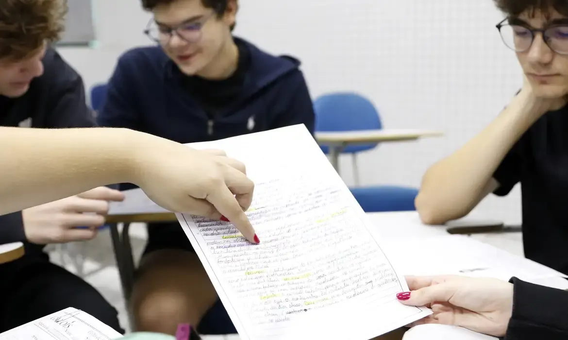 Encceja 2026 divulga cartilha de redação para participantes