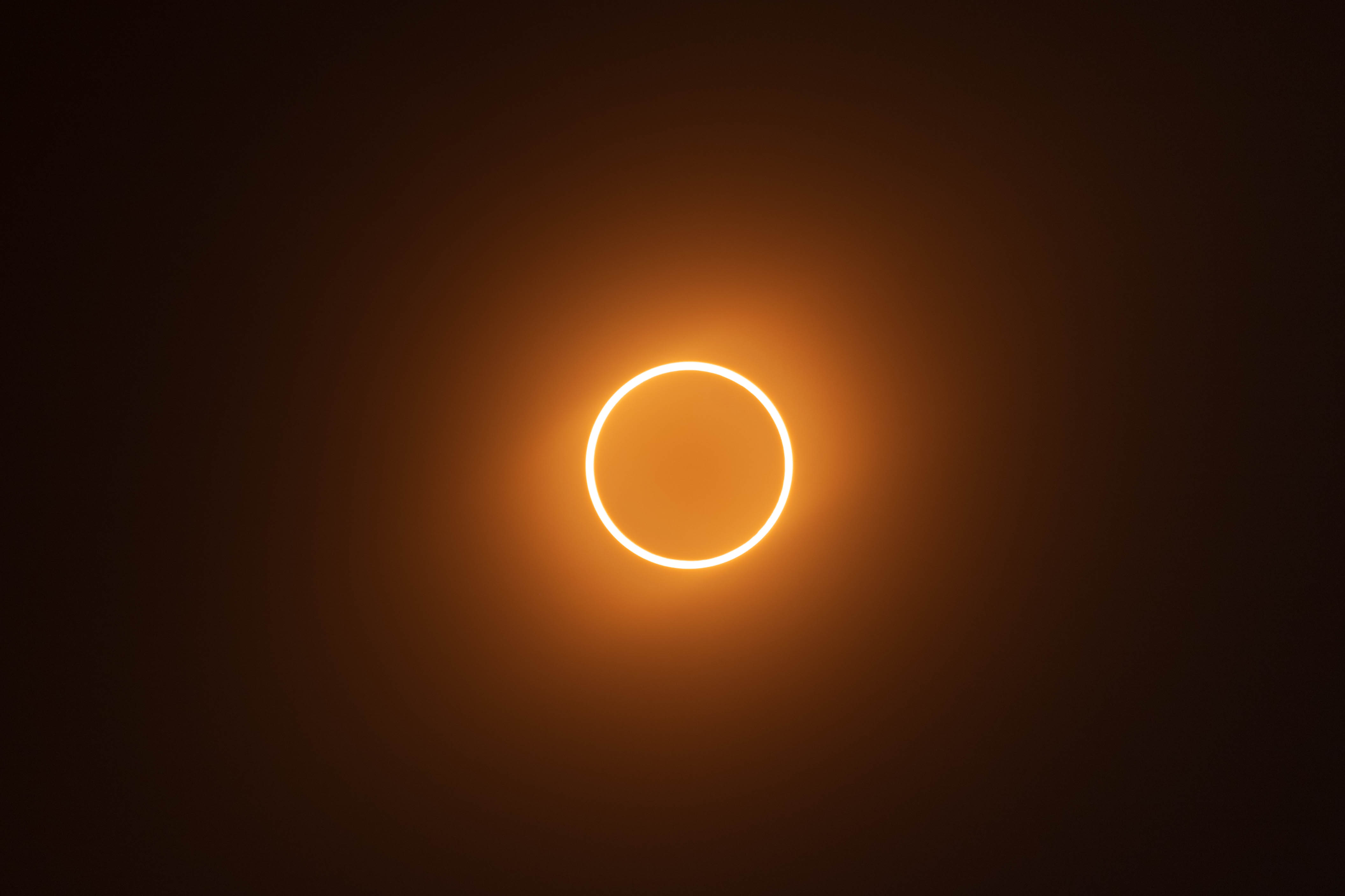 Esta imagem captura um eclipse anular, um tipo especial de eclipse solar que ocorre quando a Lua passa diretamente na frente do Sol, mas não o cobre completamente.