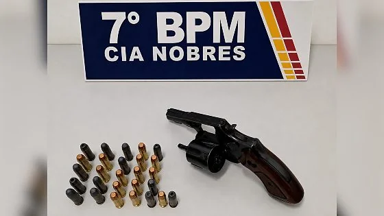 Homem armado com revólver e 27 munições é preso pela PM após causar medo em clientes de distribuidora em Nobres