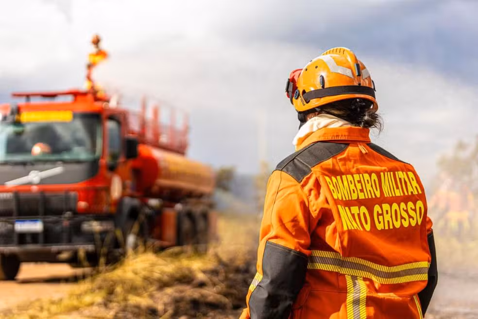 Bombeiros apagando incêndio