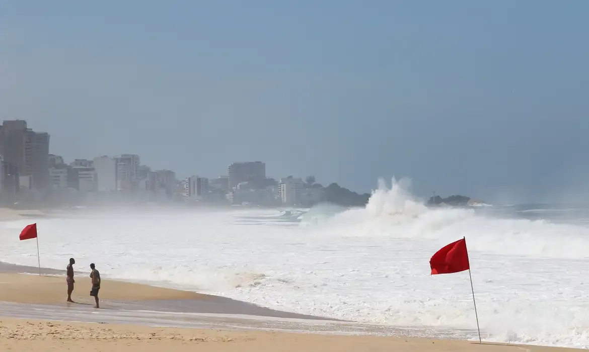 Temperatura cai no Rio nesta terça-feira (11) com chuva e ressaca