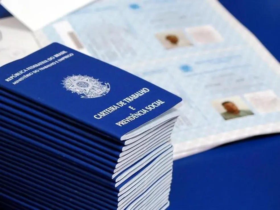 Carteiras de trabalho empilhadas em mesa