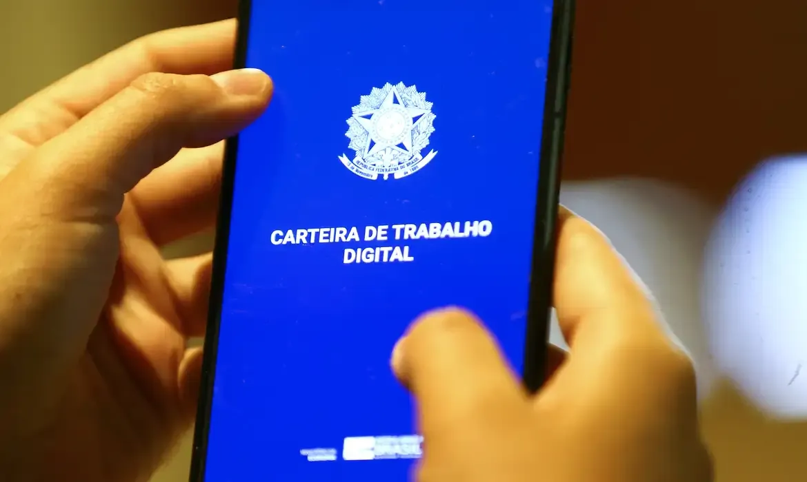 Desemprego recua para 5,3% e bate recorde histórico