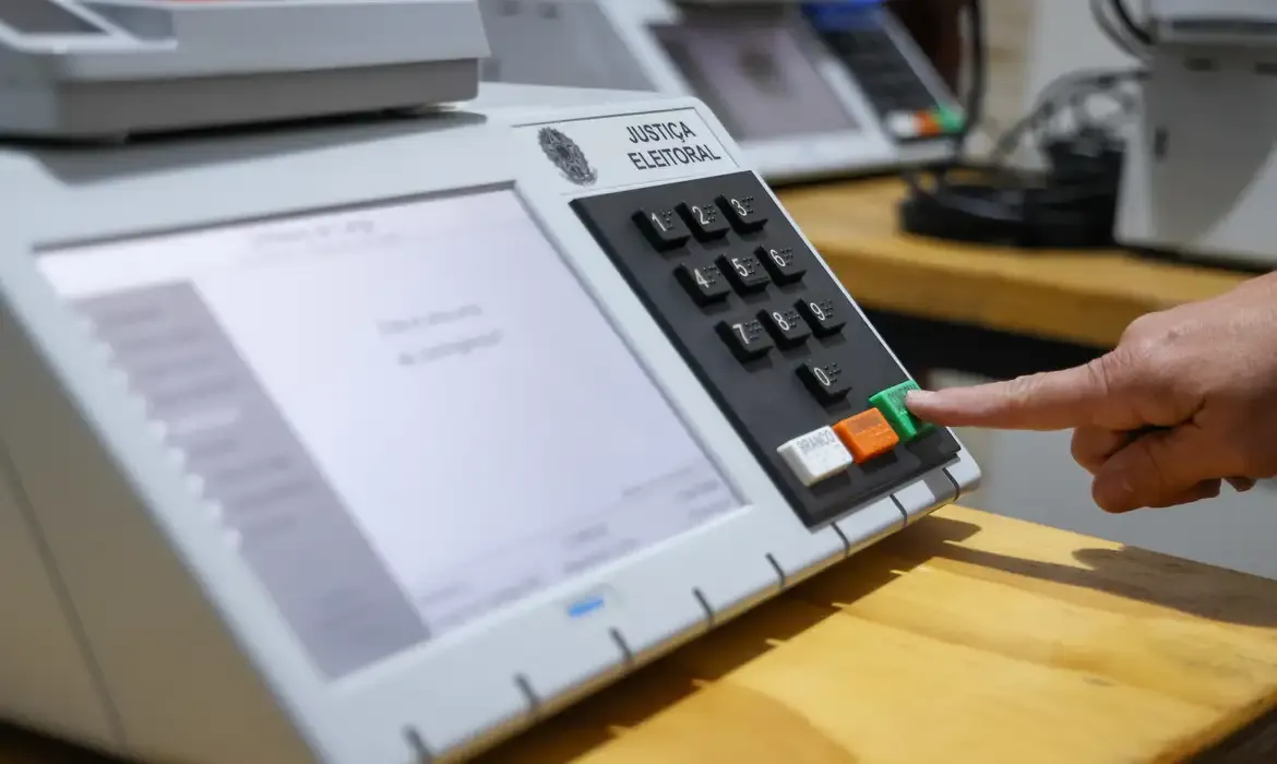 Eleitores participam de simulação para eleições de 2026