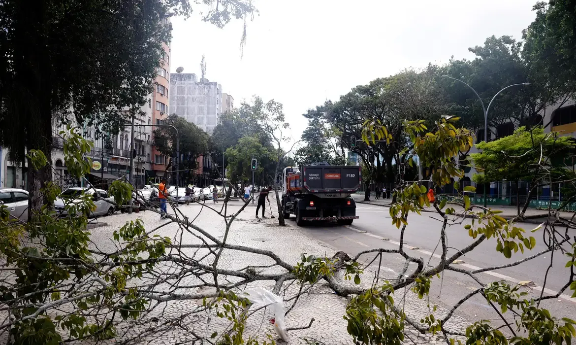 Ventos fortes colocam Rio em alerta nesta quarta-feira