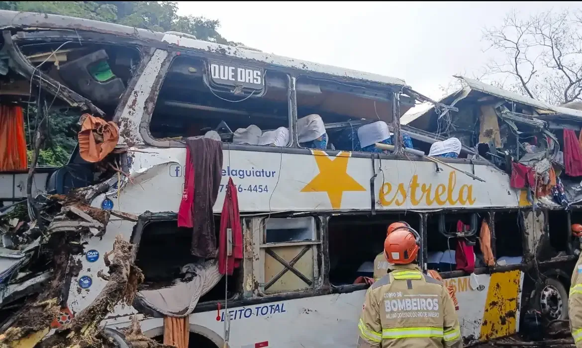 Tombamento de ônibus em Petrópolis deixa dez mulheres mortas