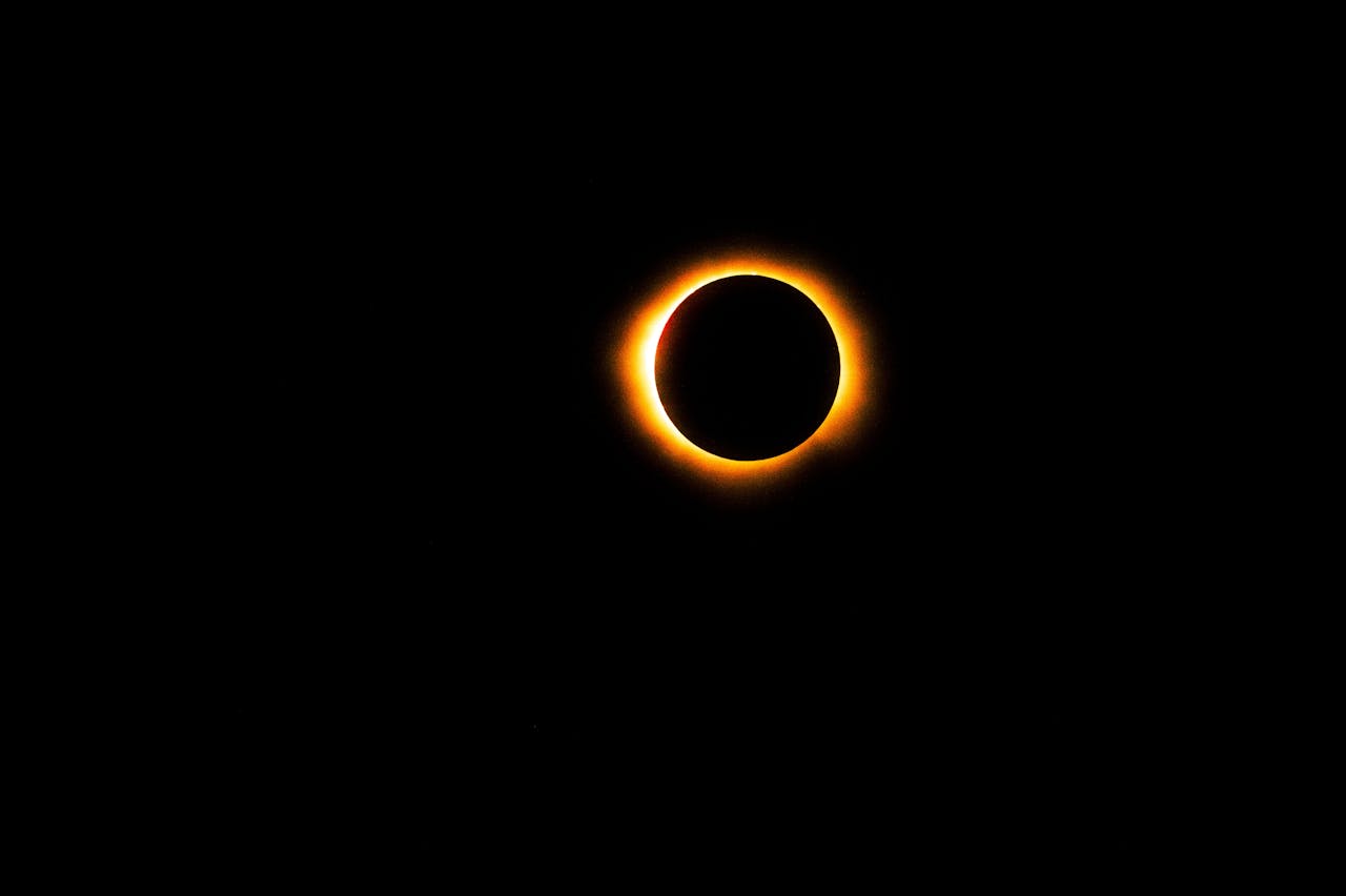 O poder do Eclipse Solar de hoje: um marco de renovação e brilho pessoal para os signos