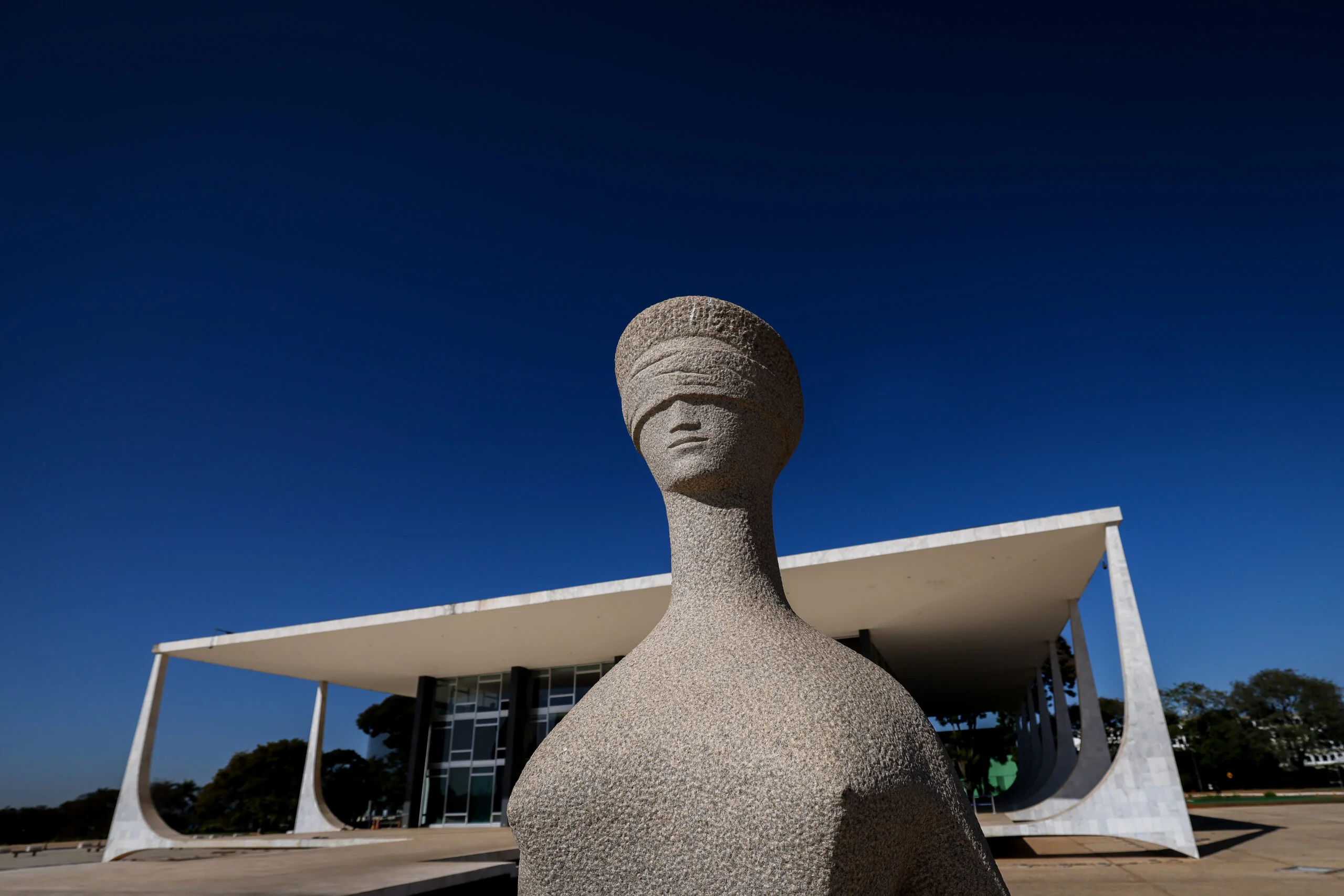 Estátua da justiça em frente ao STF