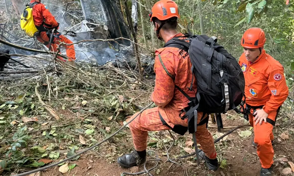 Helicóptero cai no Rio de Janeiro e deixa quatro mortos
