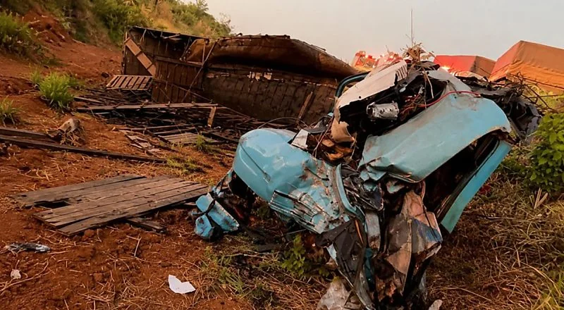 Colisão frontal entre dois caminhões deixa três mortos e uma mulher ferida na BR-158 em Confresa