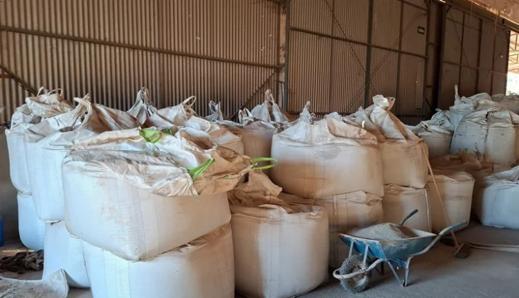 Pilha de fertilizantes ensacados