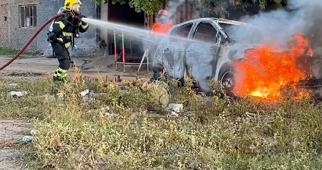 Bombeiros apagando fogo em veículo
