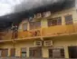 Incêndio atinge complexo de kitnets na Avenida General Mello em Cuiabá; bombeiros combatem chamas