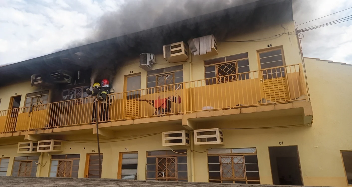 Incêndio atinge complexo de kitnets na Avenida General Mello em Cuiabá; bombeiros combatem chamas
