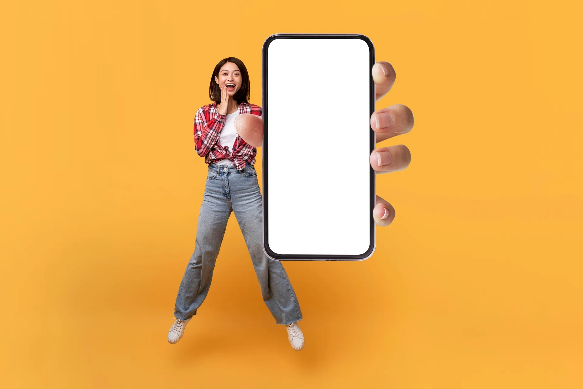 Mulher com celular na mão