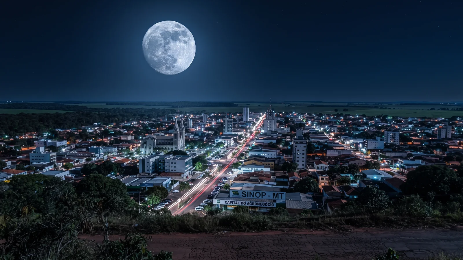 Close detalhado da lua crescente brilhando no céu noturno com crateras visíveis na linha de sombra