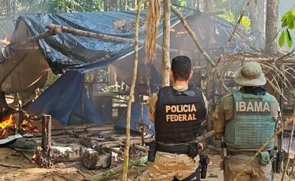 Polícia Federal e Ibama inutilizam balsa e acampamentos de garimpo ilegal em MT