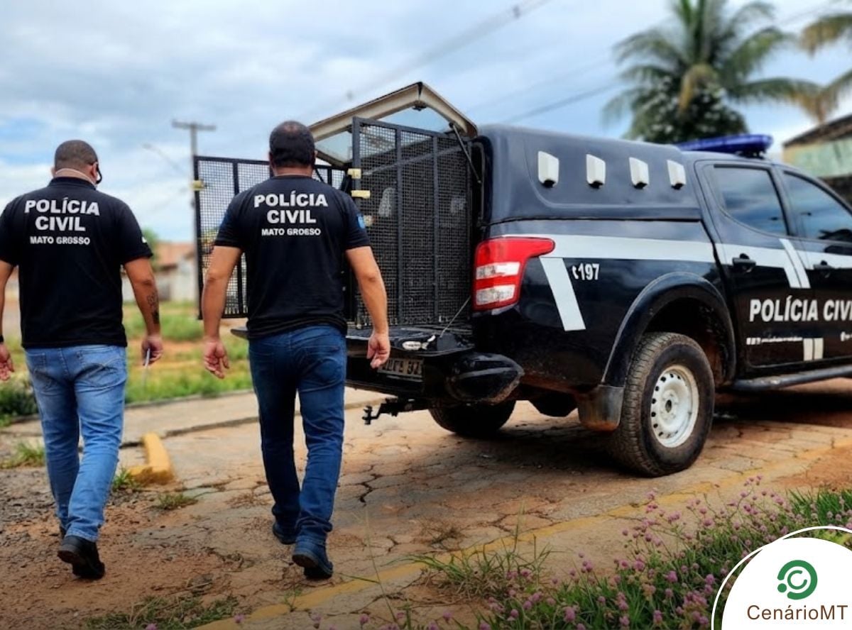 Policiais civis caminhando para entrar em viatura