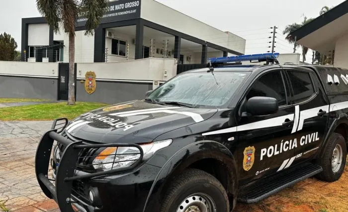 Viatura da polícia civil em frente à delegacia