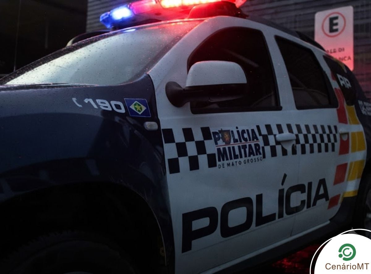 Viatura da polícia militar molhada pela chuva e com as luzes da sirene ligadas