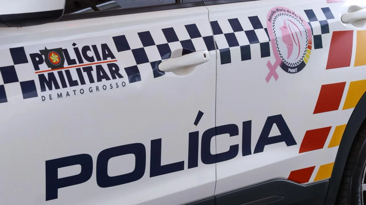Viatura da PM com adesivo da lei maria da penha na lateral