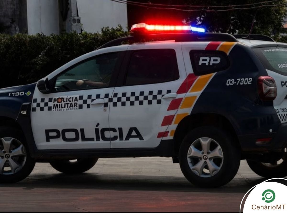 Viatura da polícia militar com a sirene ligada à noite