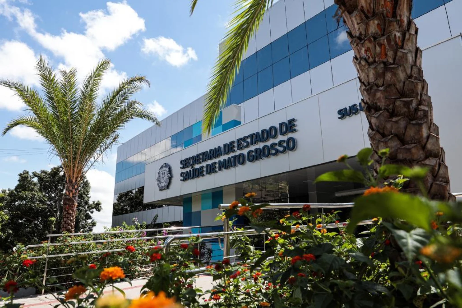 SES-MT publica contratos de R$ 42,2 milhões com foco em móveis planejados e serviços médicos
