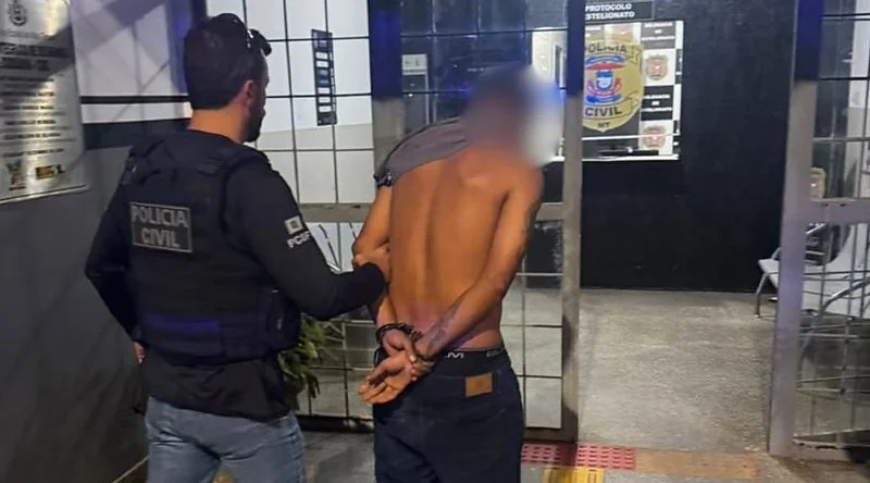 Suspeito sendo conduzido para a prisão