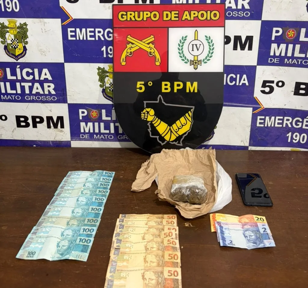 Dinheiro e drogas organizados em mesa da PM