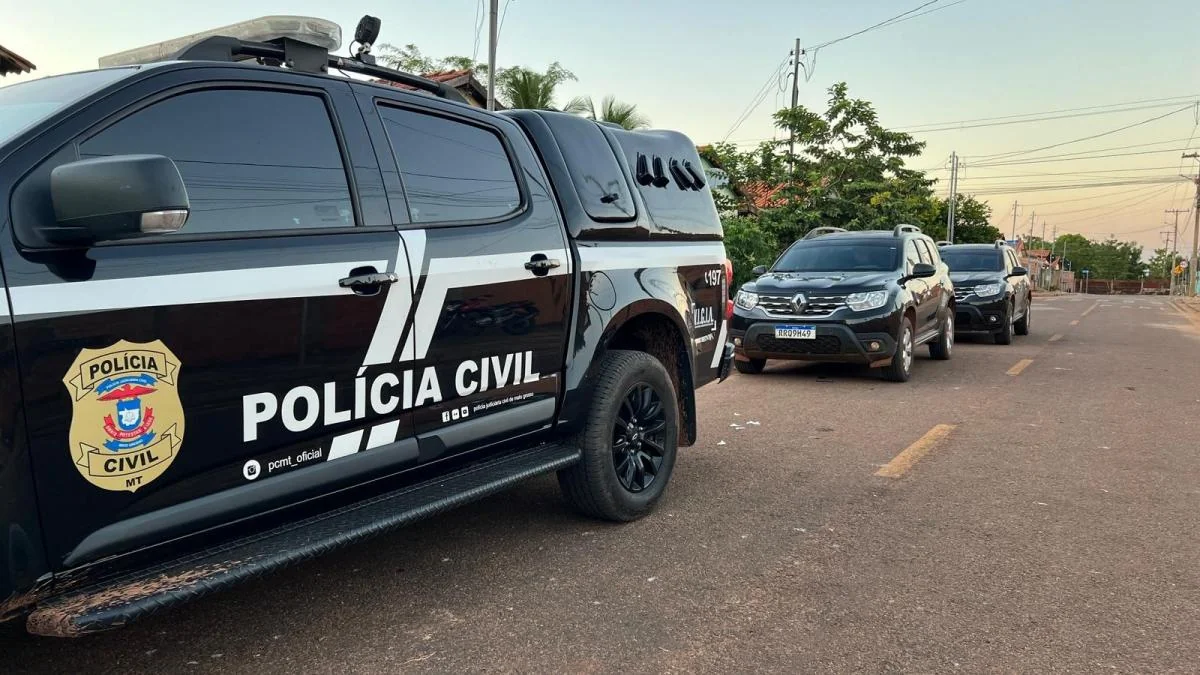 Viatura da polícia civil de Mato Grosso estacionada em frente a dois outros carros