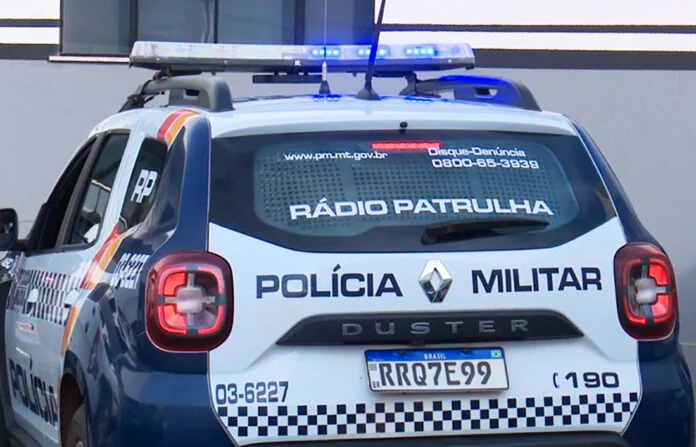 Homem joga cerveja em companheira, danifica carro com bloco de concreto e foge com celular em Matupá