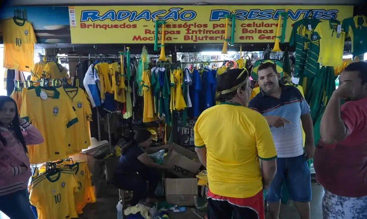 Comércio recua 0,8% em julho após efeito da Copa