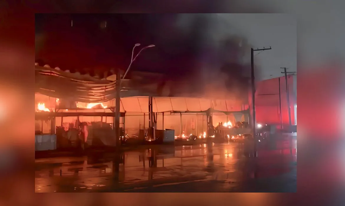 Incêndio atinge pavilhão de frutas no Ceagesp