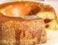Bolo de milho com goiabada fica fofinho e saboroso