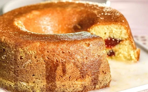 Bolo de milho com goiabada fica fofinho e saboroso