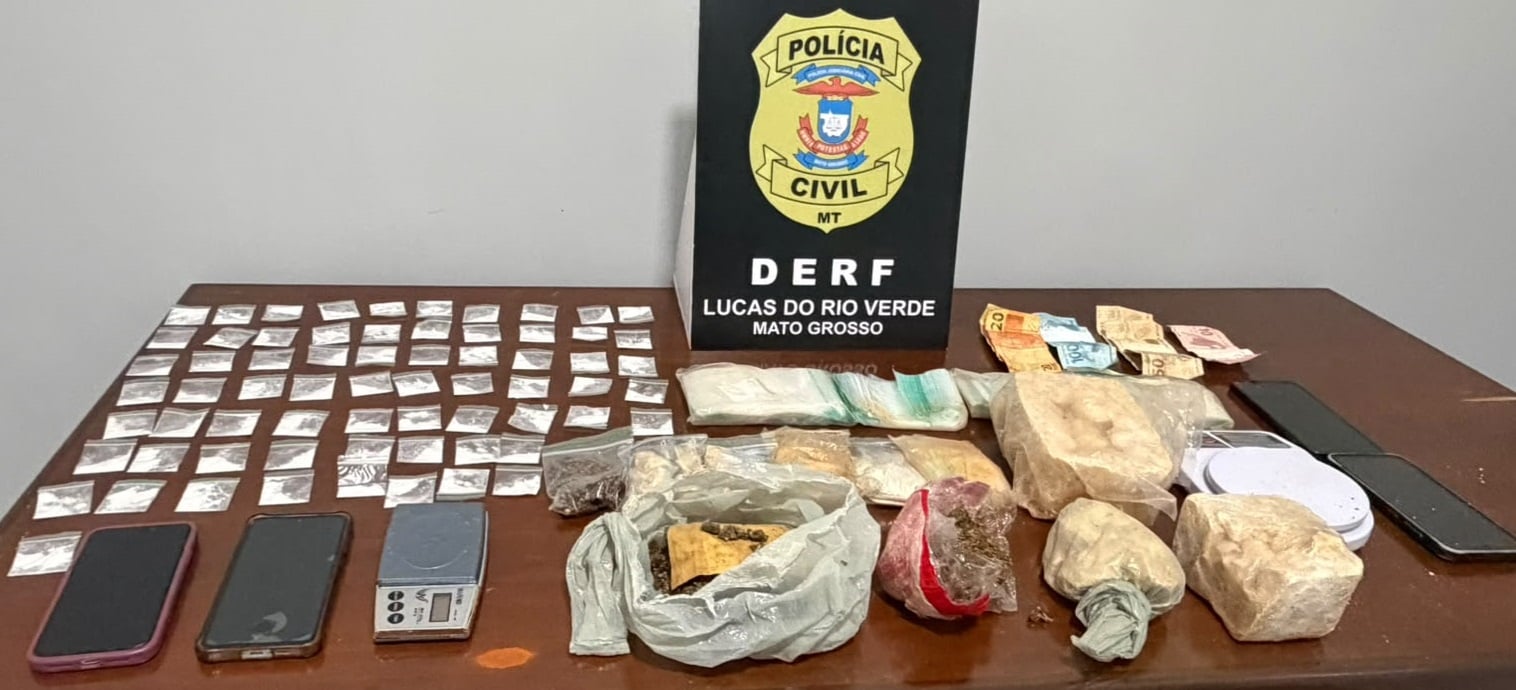 Investigação começou após denúncia anônima; drogas foram localizadas em compartimento improvisado sob uma máquina de lavar