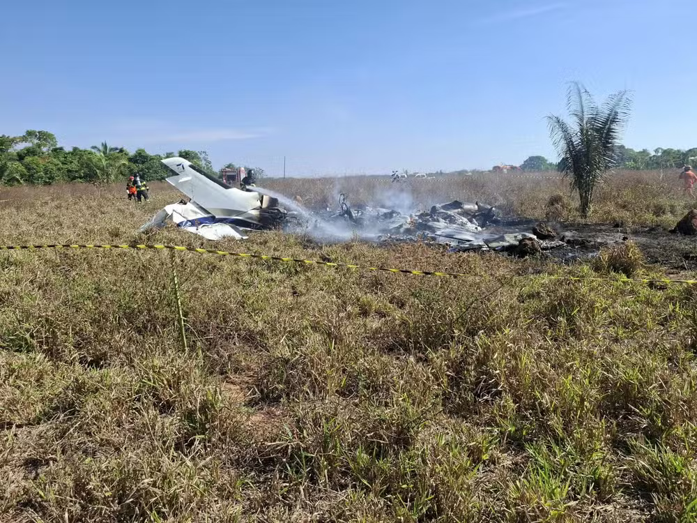 Dono do avião que caiu em Água Boa é identificado. Polícia investiga possível ligação da aeronave com tráfico internacional e voo clandestino rumo à Venezuela.
