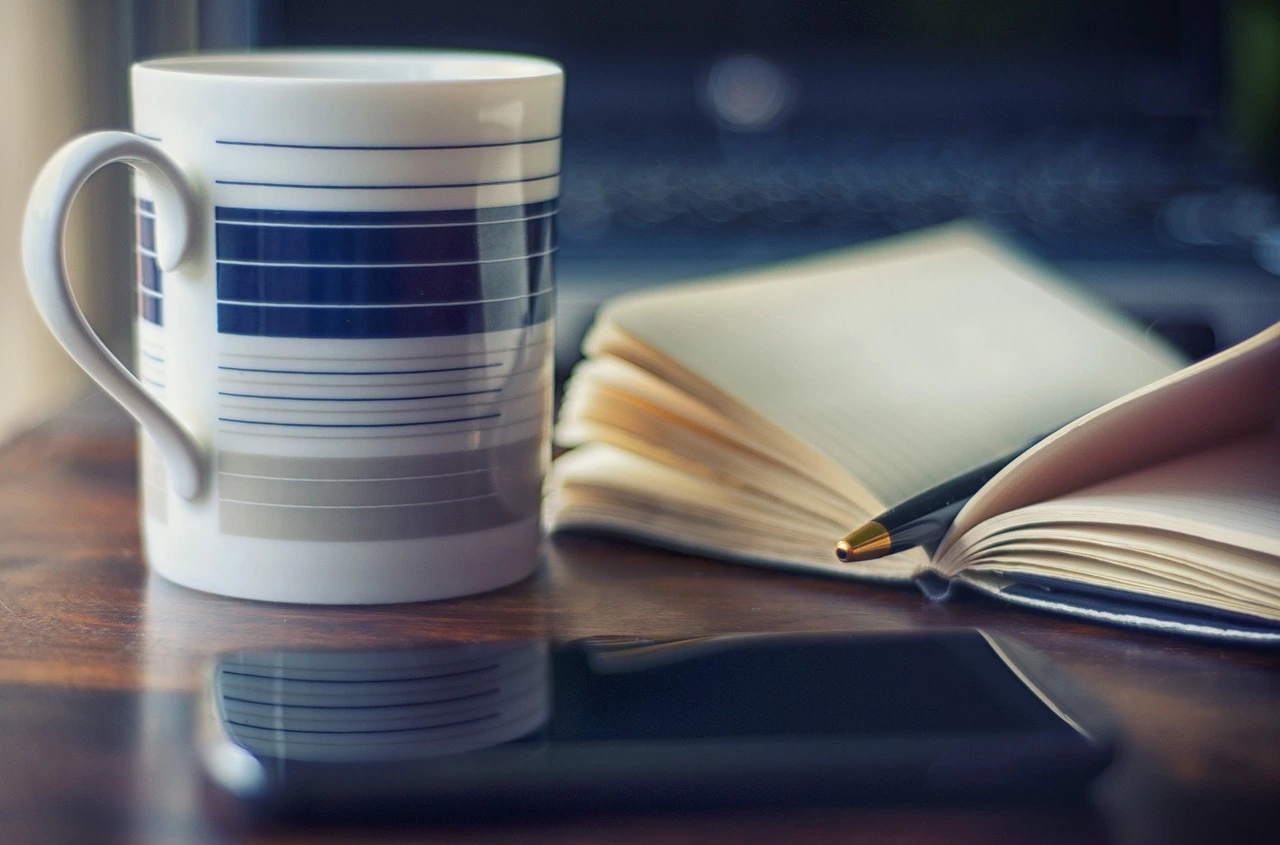 Imagem de caderno e caneca