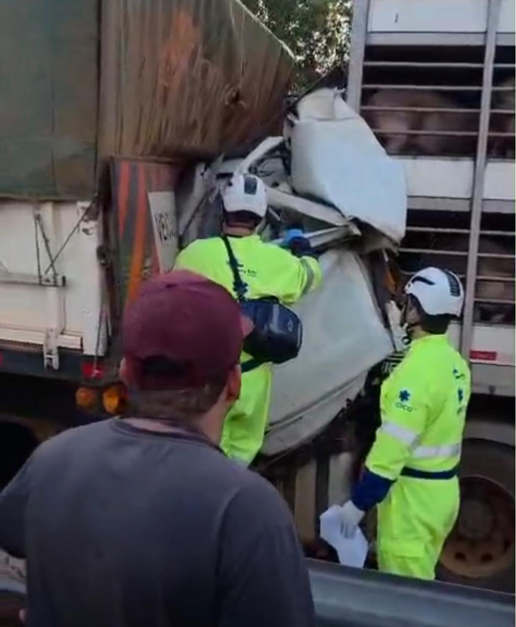 (VÍDEO) Engavetamento entre quatro carretas deixa um morto na BR-163 em Rondonópolis