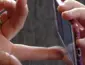 Apneia de tela: o hábito inconsciente ao mexer no celular que aumenta a ansiedade