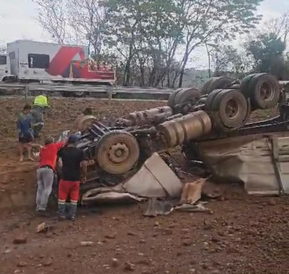 Carreta capota e motorista morre na BR-364, em Jaciara