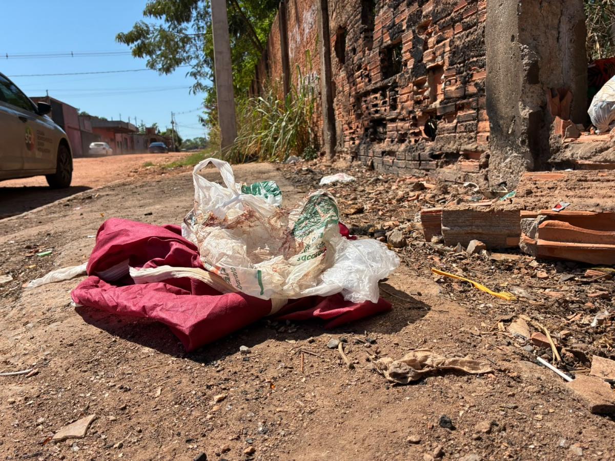 Catador de latinhas encontra recém-nascida morta dentro de sacola em terreno baldio na madrugada em Cuiabá