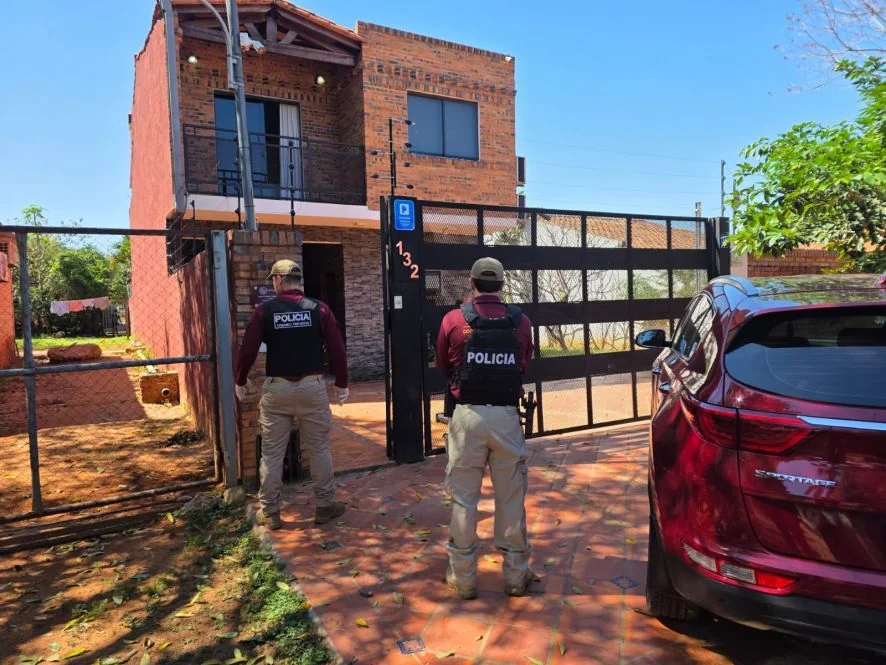Policiais em frente à residência onde faccionado foi encontrado