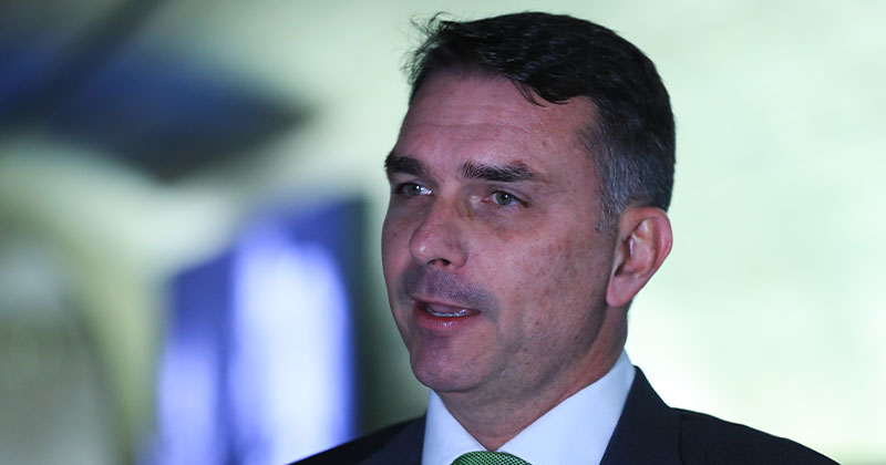 Flávio Bolsonaro fugiu disfarçado? Veja o que se sabe