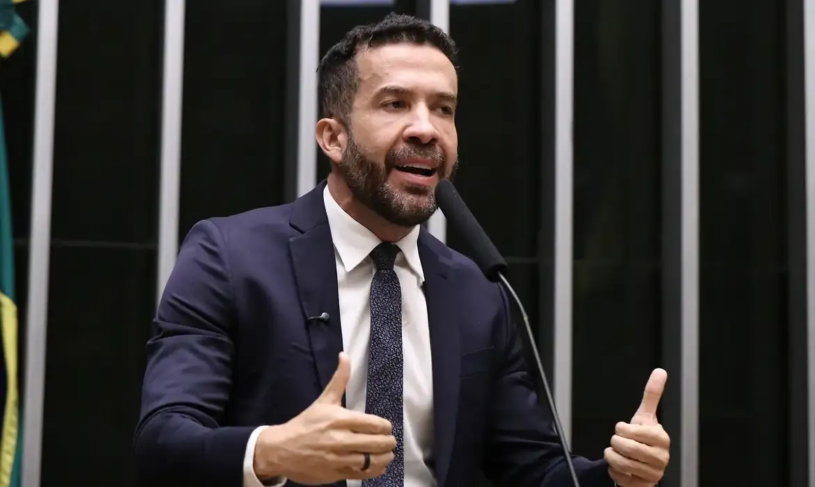 André Janones é internado na UTI com arritmia cardíaca