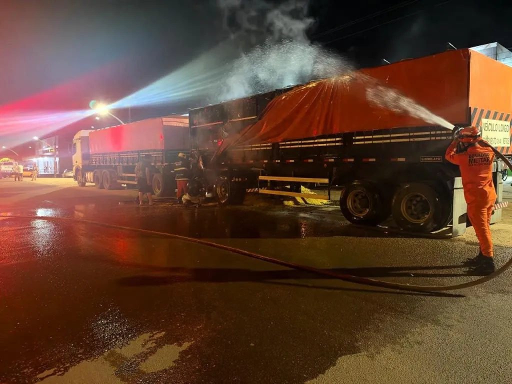 Incêndio atinge rodas de carreta com milho em Peixoto de Azevedo