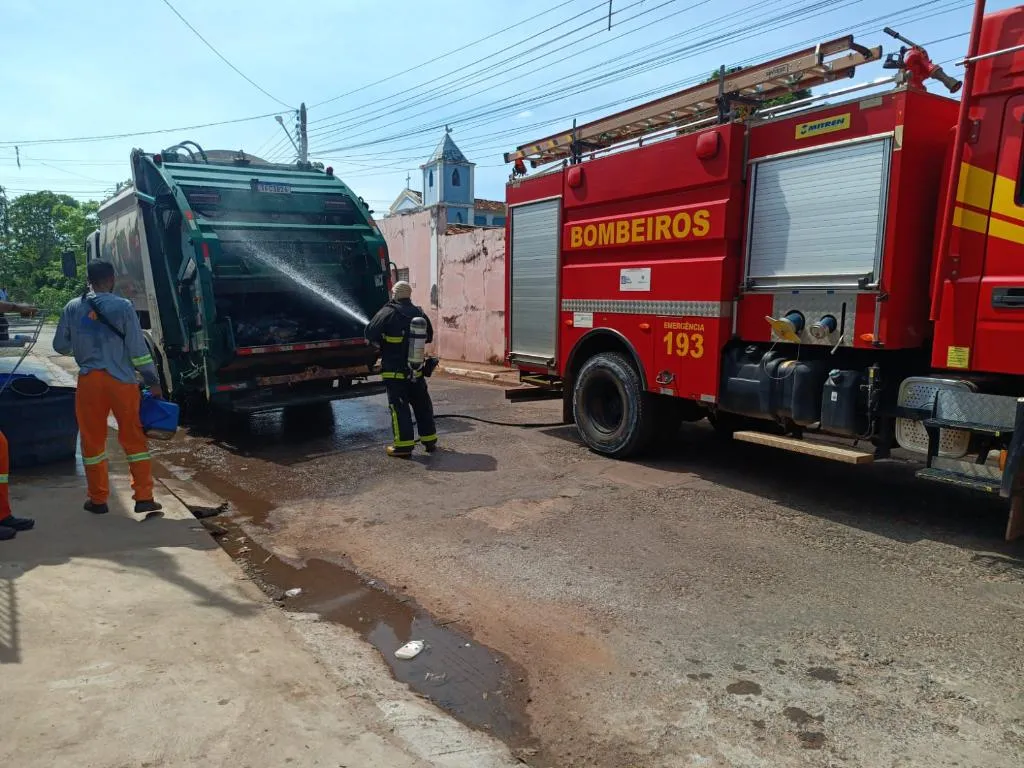 Corpo de Bombeiros combate incêndio em caminhão de lixo em frente a escola no centro de Poconé