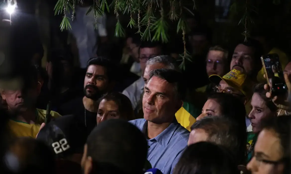 Flávio Bolsonaro condiciona quebra de sigilos à decisão de Lula