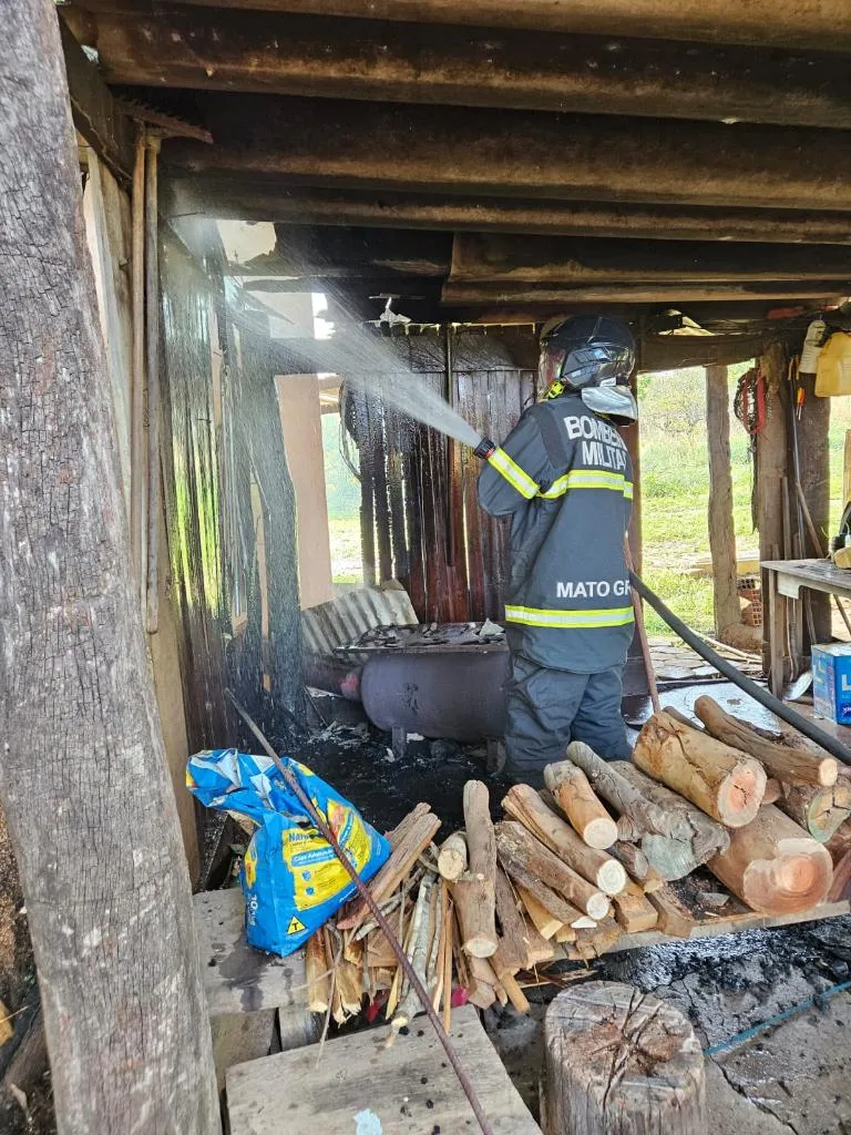 Incêndio atinge estrutura de madeira usada para defumação em Água Boa