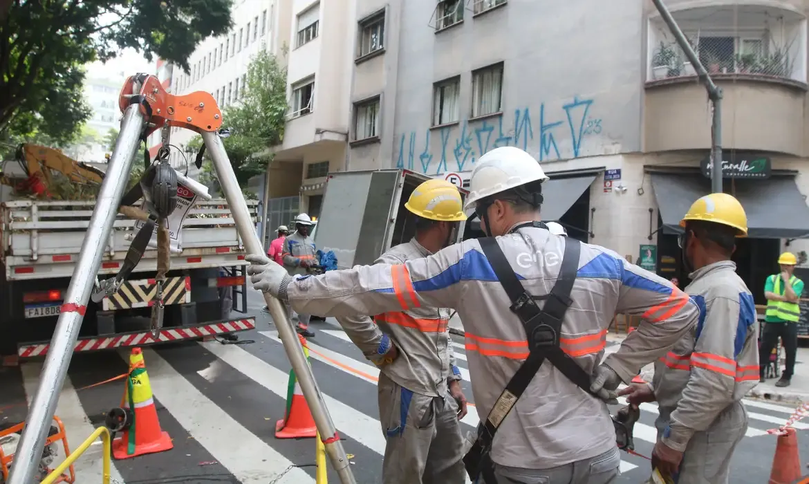 Procon multa Enel em R$ 11,4 milhões por falhas de energia